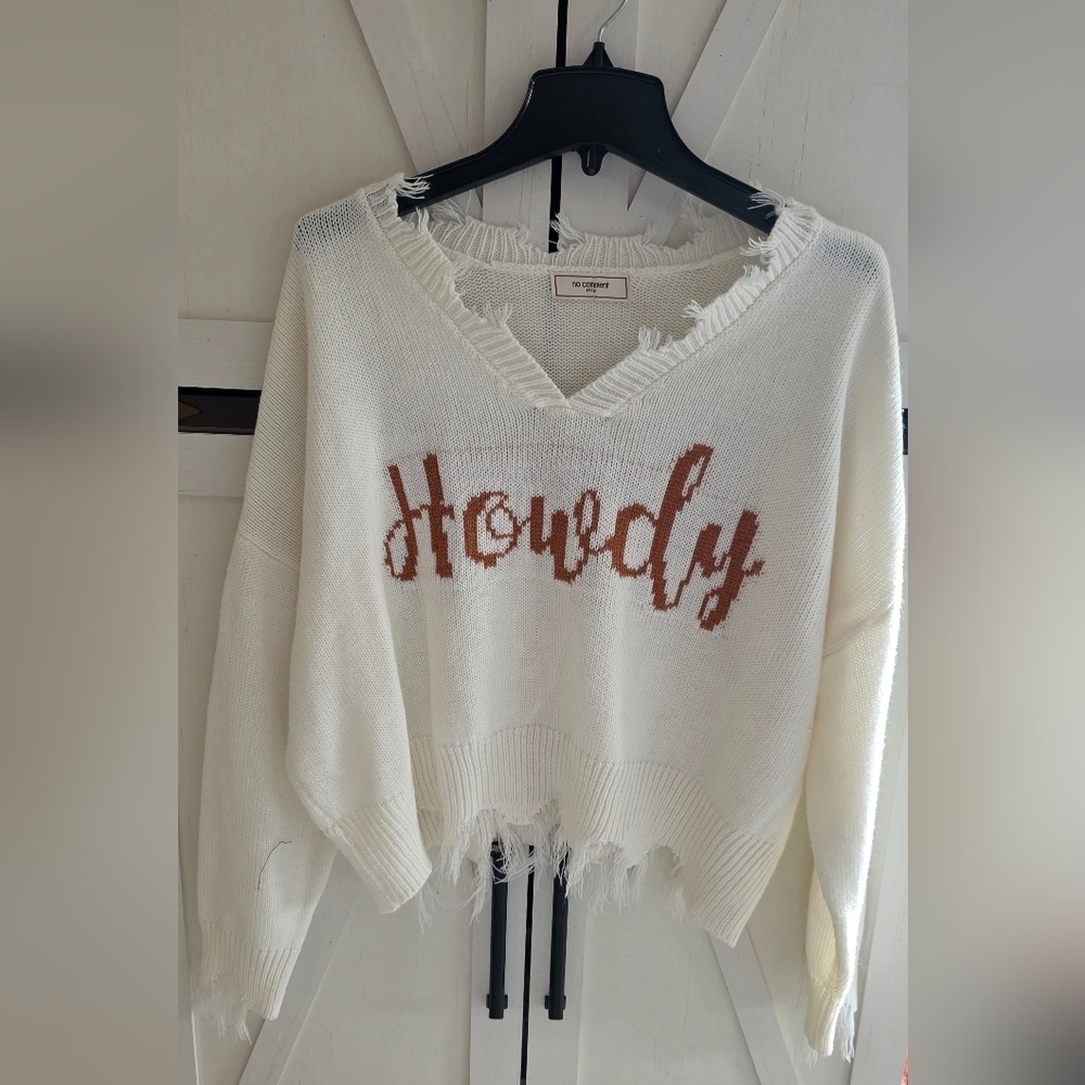 Cozy White V-Neck Sweater with Brown 'Howdy' Design